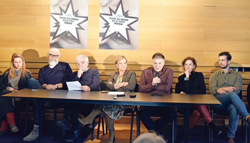 Komad ima desetak scena koje su naizgled nepovezane, ali ih vezuju nasilje, raspad, gubitak ljubavi..