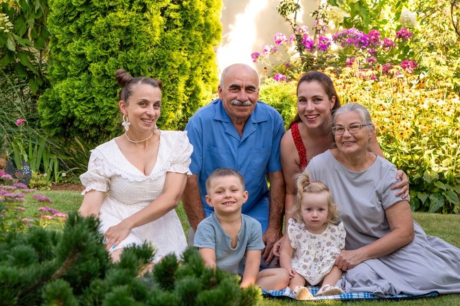 Bake i deke koje unuci najviše vole ne kupuju skupe poklone - rade nešto mnoog bitnije