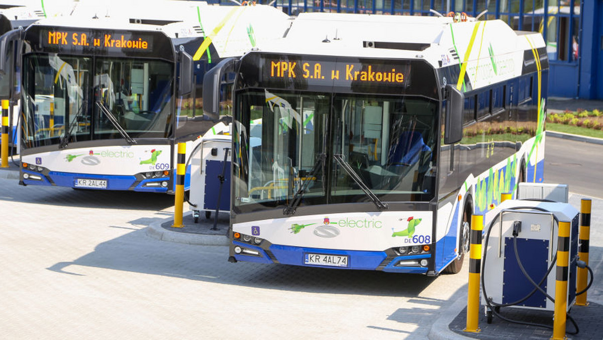 Jeszcze w tym miesiącu MPK SA w Krakowie podpisze umowę z firmą Solaris Bus&amp;Coach SA na dostawę 38 nowoczesnych autobusów przegubowych z silnikami Euro 6, w ramach leasingu finansowego. Od tego momentu producent będzie miał 7 miesięcy na przygotowanie ich dla Krakowa. Dwa kolejne przetargi, które zostały ogłoszone w październiku dotyczą zamówienia w sumie 108 ekologicznych autobusów, w tym 12 autobusów hybrydowych.