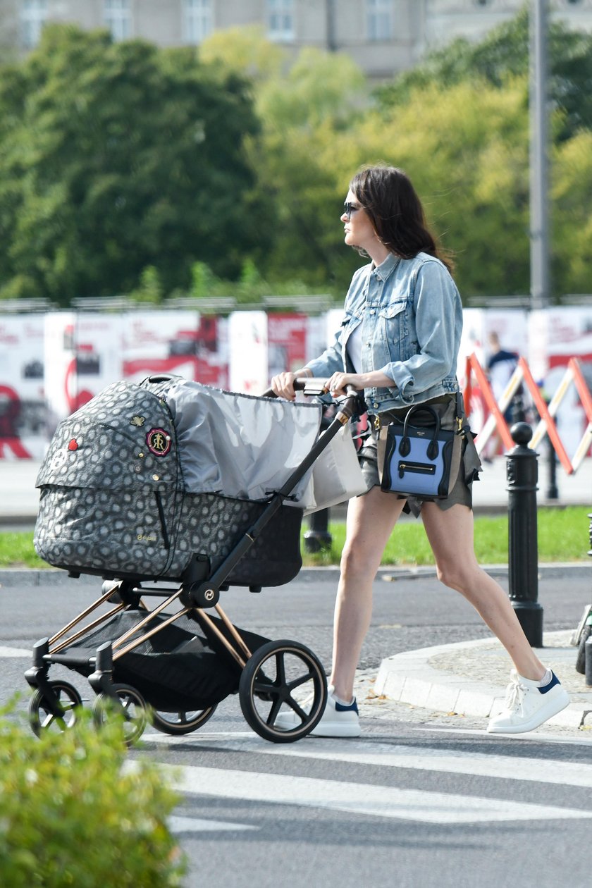 Agnieszka Radwańska na spacerze z synem