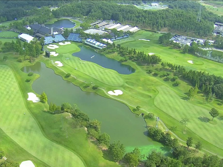 Hirono Golf Club is often considered the best course in Japan and has hosted several major Japanese tournaments. The course has spectacular bunkering, ranging from diagonal cross bunkers to ragged-edged bunkers.