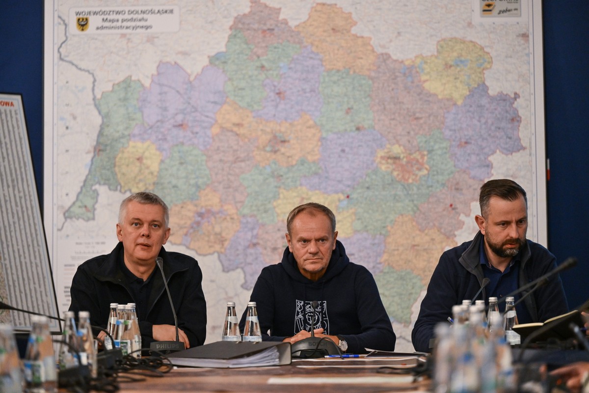 Wrocław, 19.09.2024. Premier Donald Tusk (C), wicepremier, minister obrony narodowej Władysław Kosiniak-Kamysz (P) oraz szef MSWiA Tomasz Siemoniak (L) podczas narady ogólnopolskiego sztabu kryzysowego we Wrocławiu.