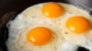 Naukowcy ostrzegają: jedzenie trzech lub więcej jajek dziennie szkodzi zdrowiu