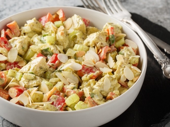 Pesto pileća salata