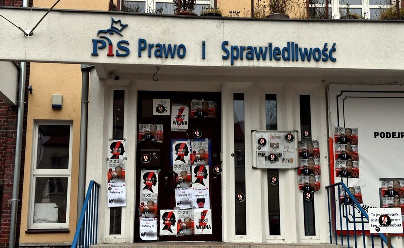 Zdewastowana siedziba Prawa i Sprawiedliwości
