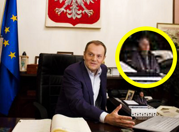 Prezydent kiwa się na biurku Tuska