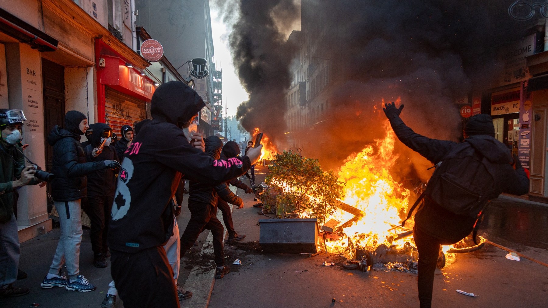 Proteste și violențe în Franța: încă 30 de magazine au fost jefuite la Paris. Ministrul de interne spune că a „pierdut controlul”, dar Macron îi refuză demisia