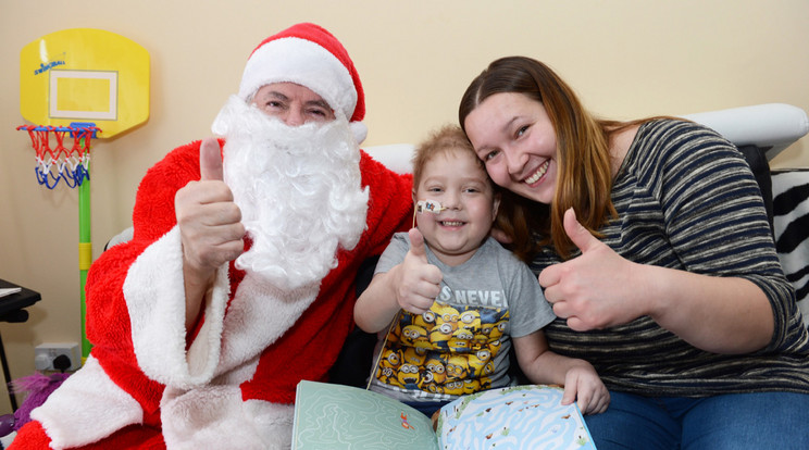 A hatéves Jakub eddig gyakorlatilag kórházban töltötte az egész életét - ő és édesanyja is örült a Mikulás látogatásának / Fotó: Northfoto