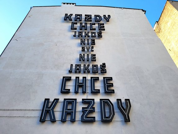 Każdy chce jakoś nie żyć. Nowy neon w Łodzi z cytatem Doroty Masłowskiej.