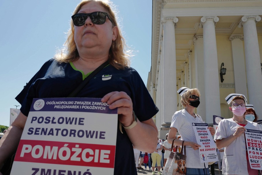Strajk ostrzegawczy pielęgniarek i położnych w 40 ...