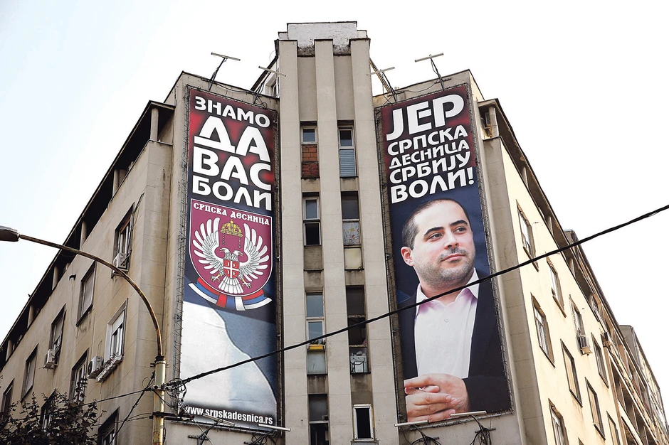 Uveliko u kampanji je i Miša Vacić, kako agresivnim reklamnim panoima tako i govorom mržnje, pretnjama i uvredama koje seje širom Srbije