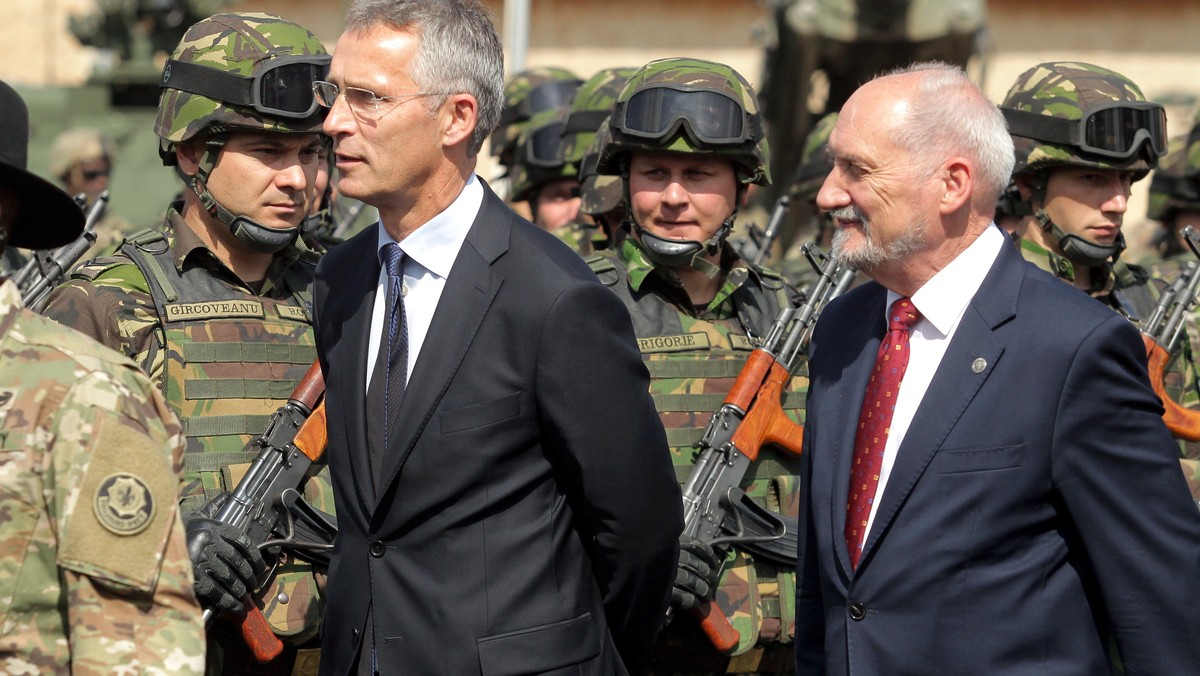 Międzynarodowy wymiar współpracy NATO jest wyjątkowy, bo wysyła sygnał, że atak na jednego sojusznika spotka się z odpowiedzią wszystkich - mówił w Batalionowej Grupie Bojowej Orzysz w Bemowie Piskim sekretarz generalny NATO Jens Stoltenberg. - Obecność sił NATO tutaj, co zawdzięczamy w olbrzymim stopniu determinacji pana sekretarza generalnego Jensa Stoltenberga, jest najlepszą gwarancją, że pokój i bezpieczeństwo wróci do Europy - powiedział z kolei Antoni Macierewicz.