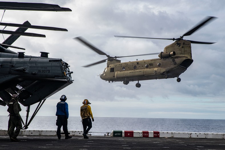 CH-47F to najnowszy wariant legendarnego Chinook'a. Śmigłowiec jest w stanie wziąć na pokład 55 żołnierzy lub 10886 kg ładunku.