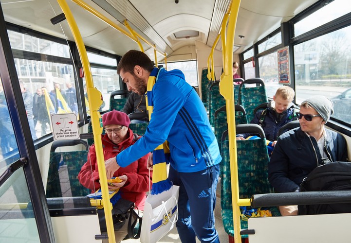 W Gdyni na autobus poczekasz w piłkarskiej bramce