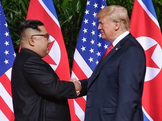 Kim Dzong Un, przywódca Korei Północnej i Donald Trump, prezydent Stanów Zjednoczonych. Singapur, 12 czerwca 2018 r.