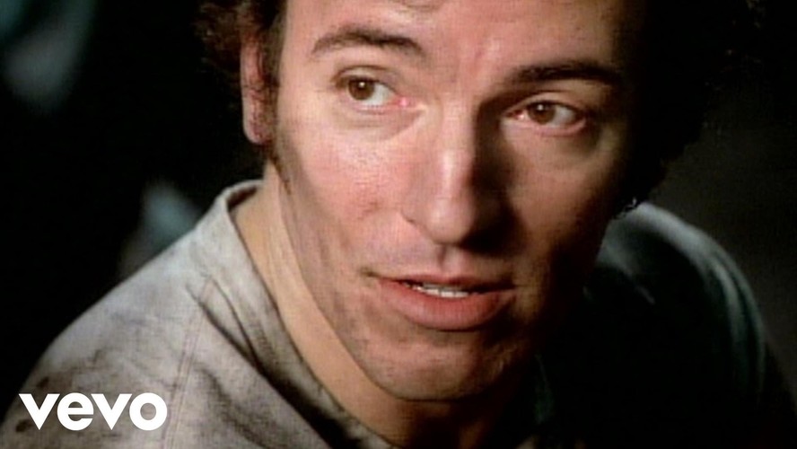 Bruce Springsteen 'I'm On Fire'. Ponoć niektóre co bardziej purytańskie rozgłośnie radiowe z południa Stanów Zjednoczonych miały problem z pierwszymi wersami tego nagrania. W 1984 roku pytanie skierowane do dziewczyny - 'Płonę, ale czy twój tata jest w domu' wzbudzało kontrowersje. Dziś to klasyk, kochany nawet przez antyfanów Springsteena