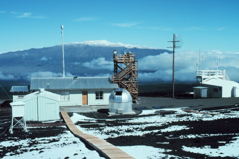 Obserwatorium Mauna Loa monitoruje poziom dwutlenku węgla w atmosferze od końca lat 50. ub. w. Tutaj archiwalne zdjęcie placówki z 1982 r. 