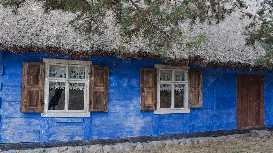 Jedna z kilku niebieskich chat w Maurzycach