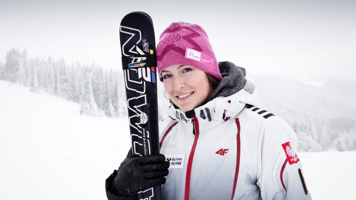 Karolina Riemen jest polską narciarką, która regularnie startuje i zdobywa punkty w zawodach rangi Pucharu Świata FIS. 24-latka z Zakopanego zapewniła już sobie w tym sezonie kwalifikację na przyszłoroczne Zimowe Igrzyska Olimpijskie w Soczi. W zawodach Pucharu Świata pięciokrotnie znalazła się w pierwszej dziesiątce i stanęła na podium w szwedzkim Are. Skicross, w którym się specjalizuje, to wyścig czwórki zawodników po specjalnym torze z bramkami, bandami i skoczniami. Polka nie osiągnęłaby tak dobrych rezultatów, gdyby nie doświadczenie i technika zdobyte w czasie kariery alpejskiej (Karolina należała do kadry narodowej w narciarstwie alpejskim) połączone z umiejętnościami z freestyle'owych skoczni.