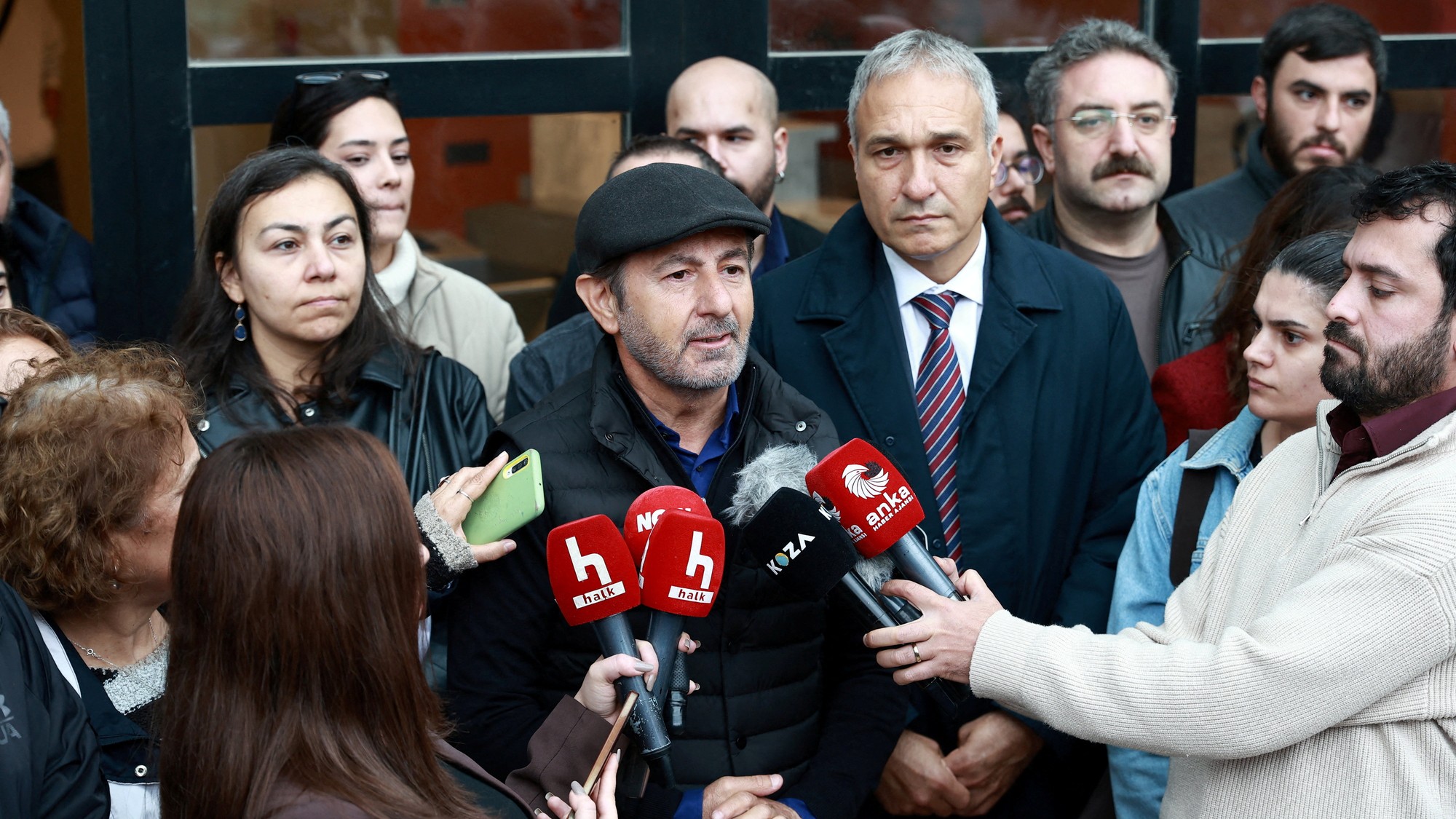 Moderátor televízie Halk TV Serhan Asker hovorí s médiami pred kanceláriou tejto televízie v Ankare po tom, čo turecké úrady vymenovali vládneho správcu na riadenie tejto opozičnej stanice.