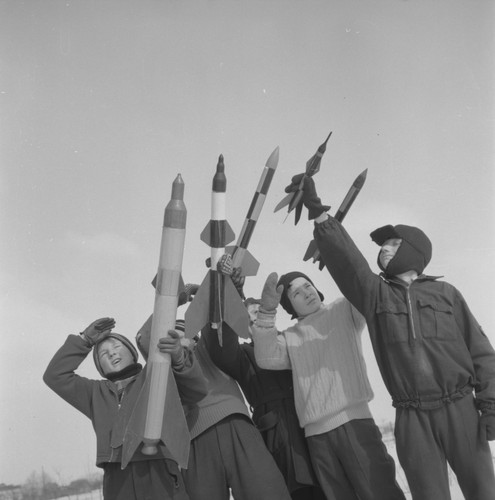 Marzec 1964, Skarżysko-Kamienna, Polska Zajęcia szkolnego Klubu Gagarina - uczniowie z modelami rakiet. Fot. Romuald Broniarek/KARTA