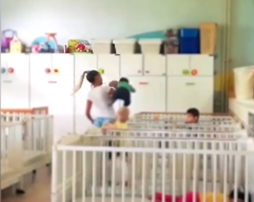 Vaspitačica koja neadekvatno nosi dete