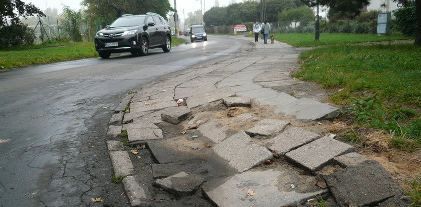 Naprawiają chodnik grozy