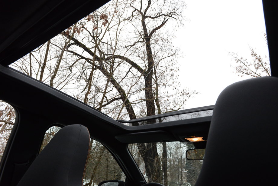 Toyota Aygo X w bogato wyposażonej wersji może mieć efektowny, panoramiczny dach, który można całkowicie otworzyć.