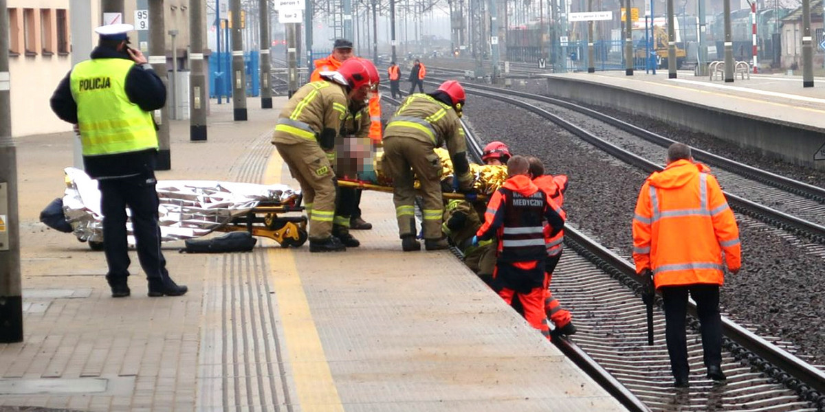 Tragedia w Lesznie. Pasażer chciał wskoczyć do jadącego pociągu, wpadł pod koła.