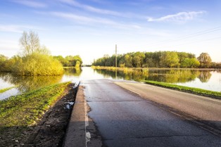 Nieobecność w pracy z powodu powodzi [Przepisy prawne]