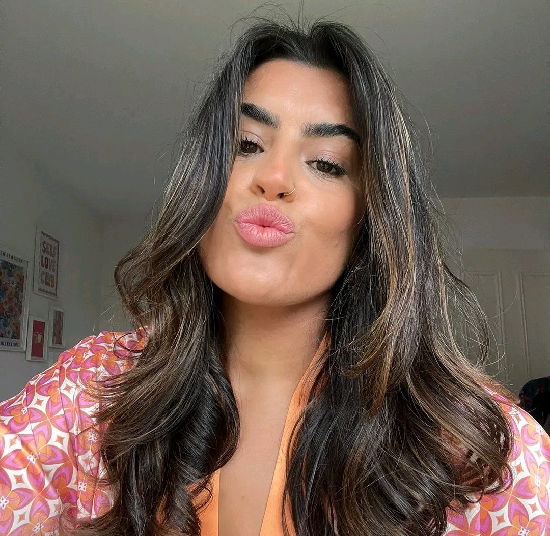 Influencerke Rosie sa podarilo poriadne schudnúť, preto sú jej prsia také ovisnuté.