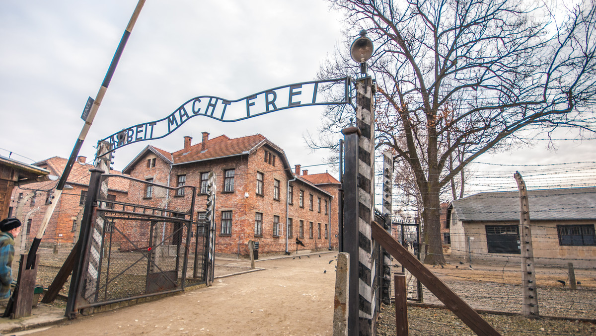 Stołek, na którym stał były komendant obozu Auschwitz Rudolf Hoess podczas wykonywania na nim wyroku śmierci, pozyskał do swych zbiorów pasjonat dziejów Oświęcimia i kolekcjoner Mirosław Ganobis. Jak powiedział, otrzymał go od rodziny byłego więźnia.