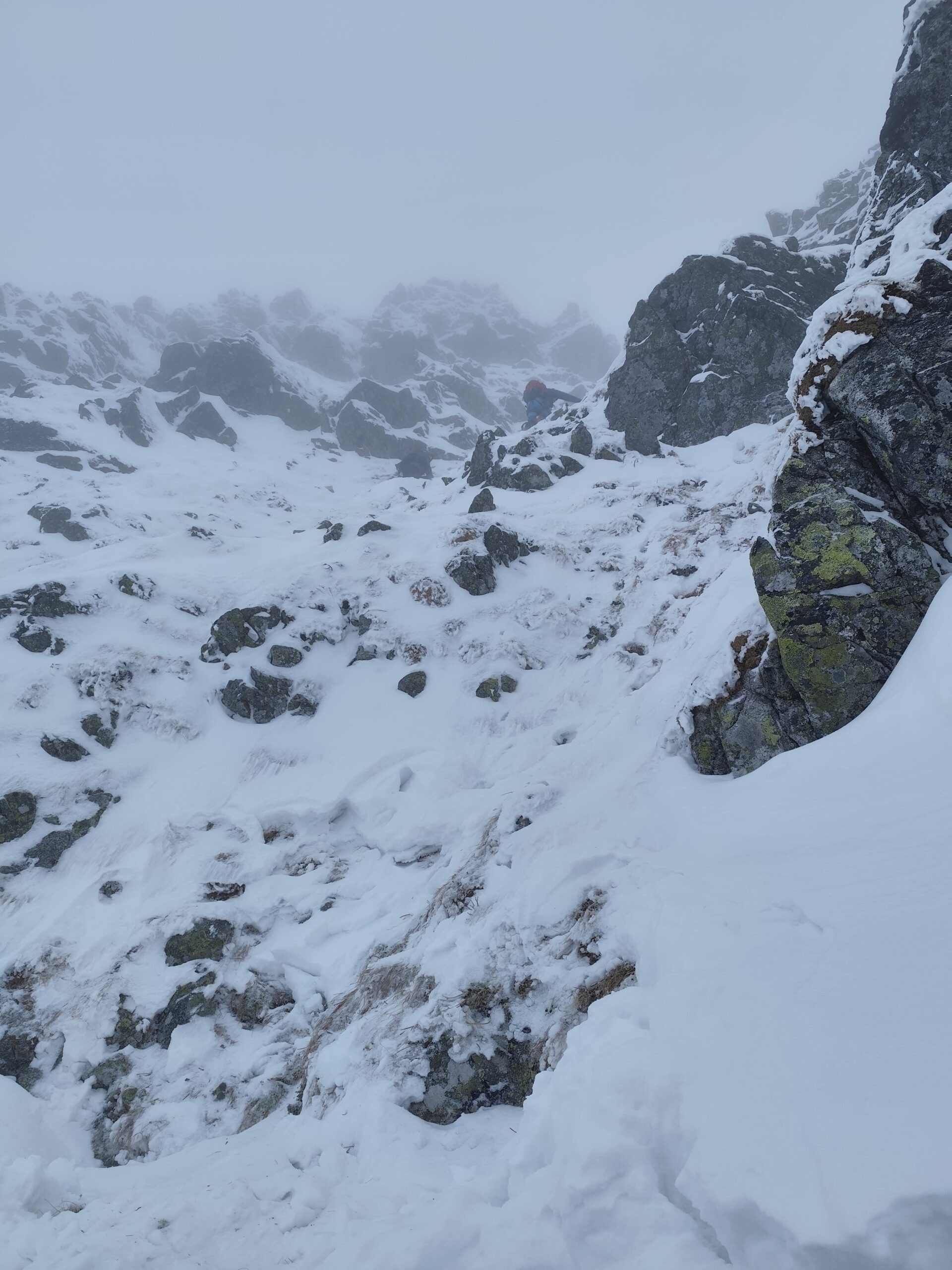 Horskí záchranári pomáhali uviaznutému snowboardistovi pod Salatínom.