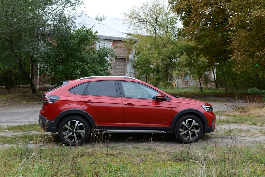 Volkswagen Taigo 1.0 TSI ma mocno pochyloną tylną szybę. Zgodnie z zamysłem projektantów, taka linia nadwozia ma przywodzić na myśl samochody coupe, czyli o sportowym zacięciu.