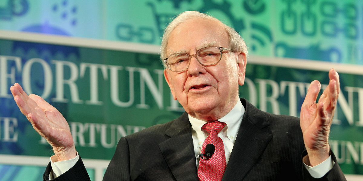 Warren Buffet is entering the bidding war for Yahoo.