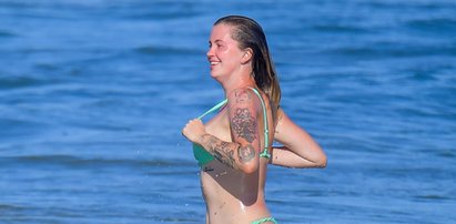 Ireland Baldwin i jej niesforne bikini. To była dobra impreza na plaży