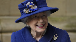 II. Erzsébet királynő a banánt sem úgy eszi, mint egy átlagember 