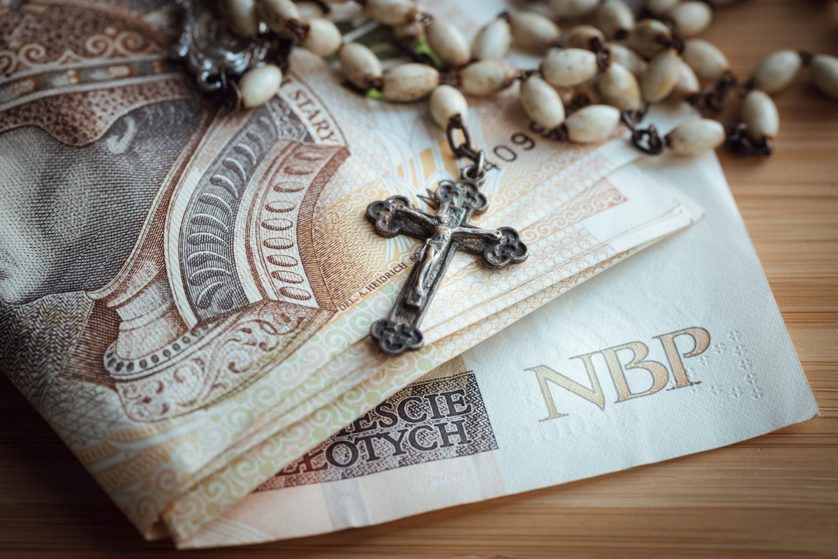Emerytury księży. Niektórzy duchowni dostają więcej niż jedną. Ile wynosi najwyższe świadczenie?