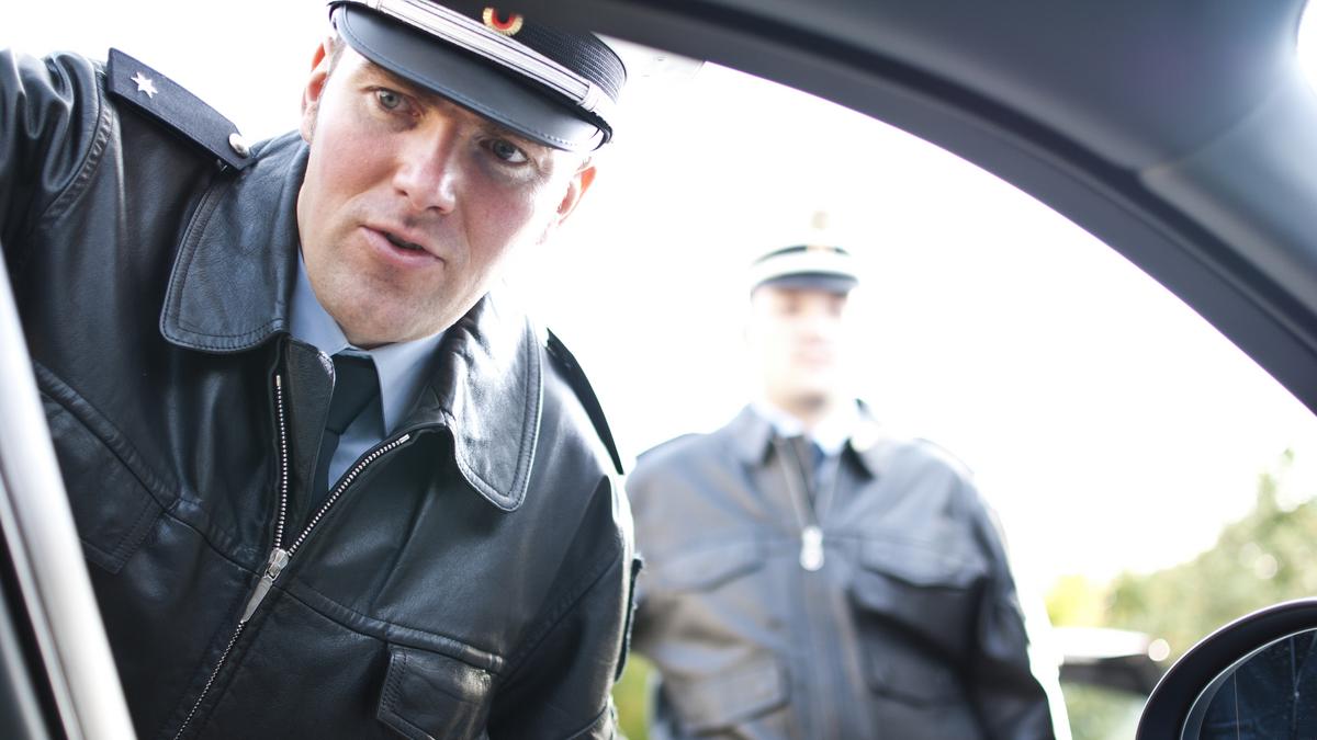 Videón, ahogy a rendőr betöri egy autó ablakát. Majd valami szörnyű dolgot lát a kocsiban...