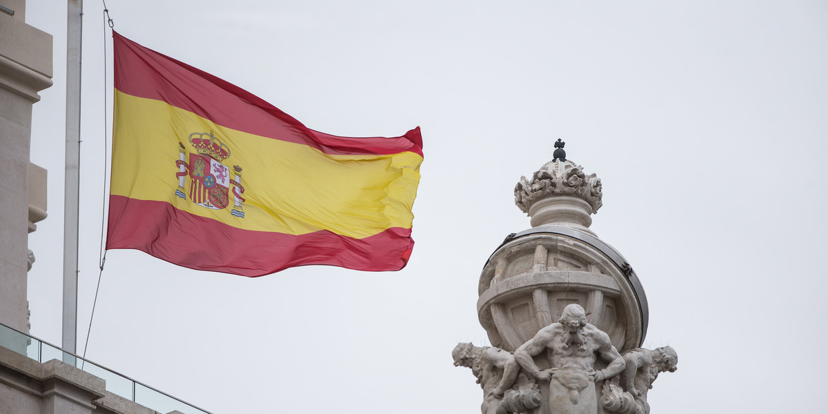 Hiszpański Ibex spadał w poniedziałek, dyskontując problemy z utworzeniem koalicji po niedzielnych wyborach. 