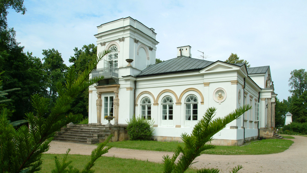 Za siedmioma górami, za siedmioma lasami... I zaledwie 100 kilometrów od Warszawy znaleźć można baśniowy park-ogród, w którym przyroda współgra ze sztuką, tradycja przygląda się awangardzie, a teraźniejszość czerpie energię z historii. To Centrum Rzeźby Polskiej w Orońsku. Miejsce magiczne.