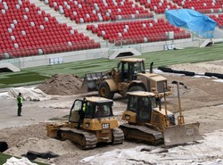 Spychacze rolują trawę na stadionie. Nowa za milion