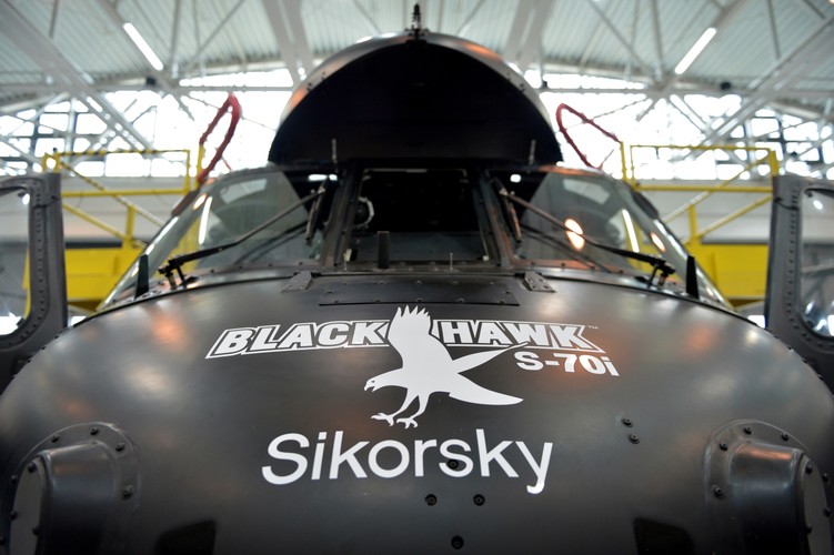 PZL Mielec, należący do amerykańskiej firmy Sikorsky, produkuje w Polsce eksportową wersję śmigłowca S-70i Black Hawk, maszyna odpadła w rozpisanym przez poprzedni rząd przetargu na 70 śmigłowców dla wojska.