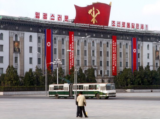 Gmach przy Placu Kim Ir Sena w Phenianie. Widoczne wielkie portrety ojców komunizmu