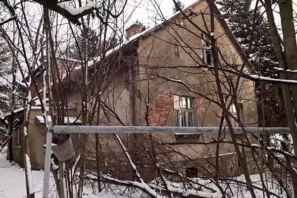 Vrhovni vođa Irana Ali Hamnei ispred slike nekadašnjeg vrhovnog vođe Ruholaha Homeinija