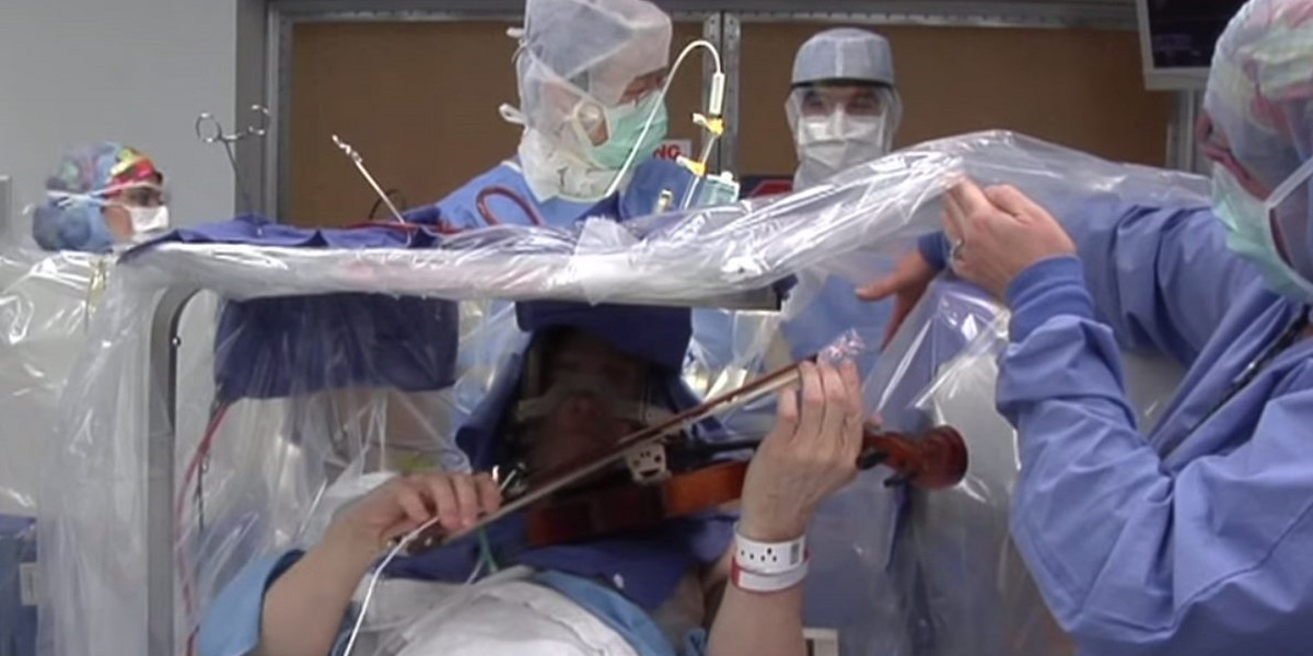 Gra na skrzypcach podczas operacji mózgu!