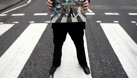 Impreza na pasach. Beatlesi wrócili na Abbey Road [ZDJĘCIA] - Dziennik.pl