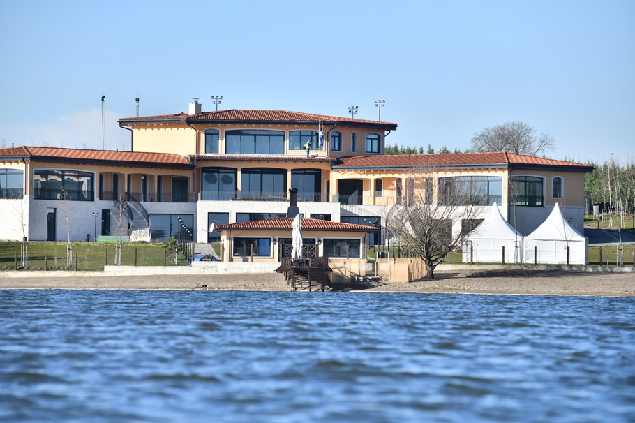 All About Novak Djokovic S Astonishing Lakeside Villa In Serbia Essentiallysports