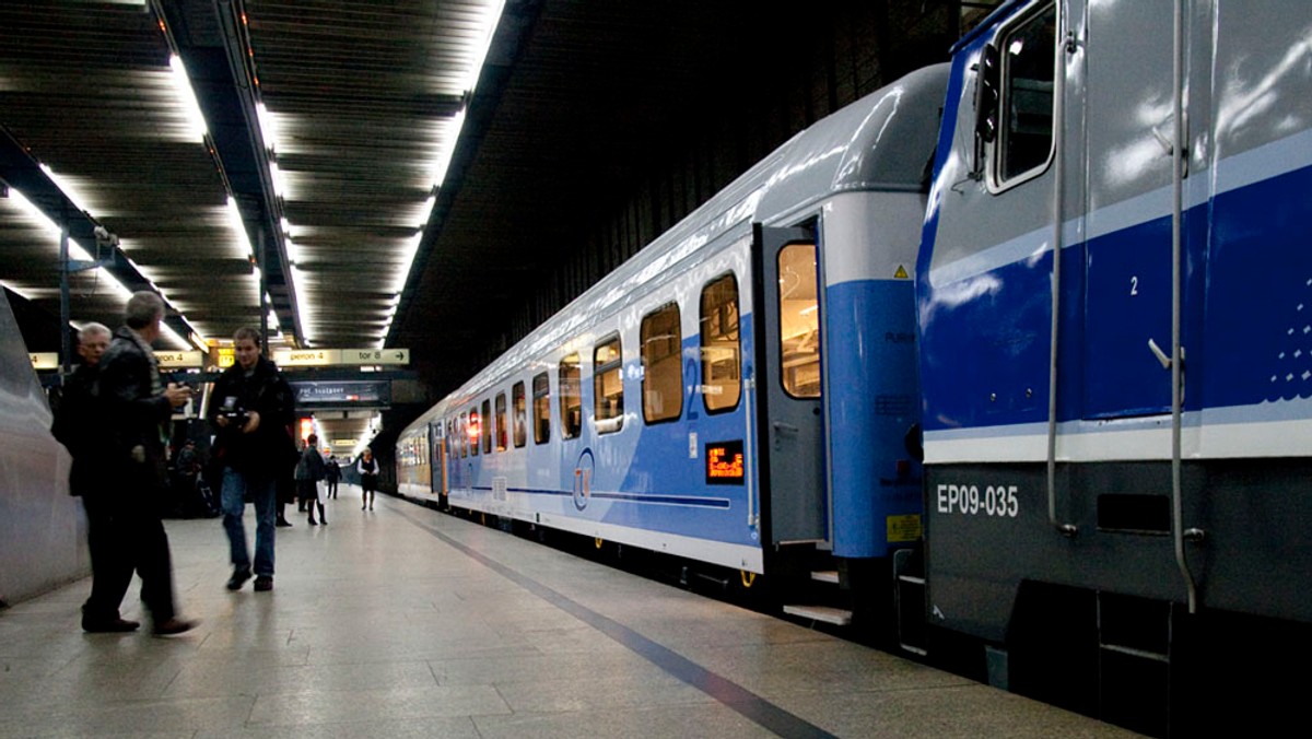 Na Dworcu Centralnym w Warszawie tłumy zdezorientowanych ludzi czekają na pociągi, które się nie pojawiają — taki obraz wyłania się z relacji w mediach społecznościowych. Udało się już ustalić, że za paraliż odpowiada awaria sieci trakcyjnej.