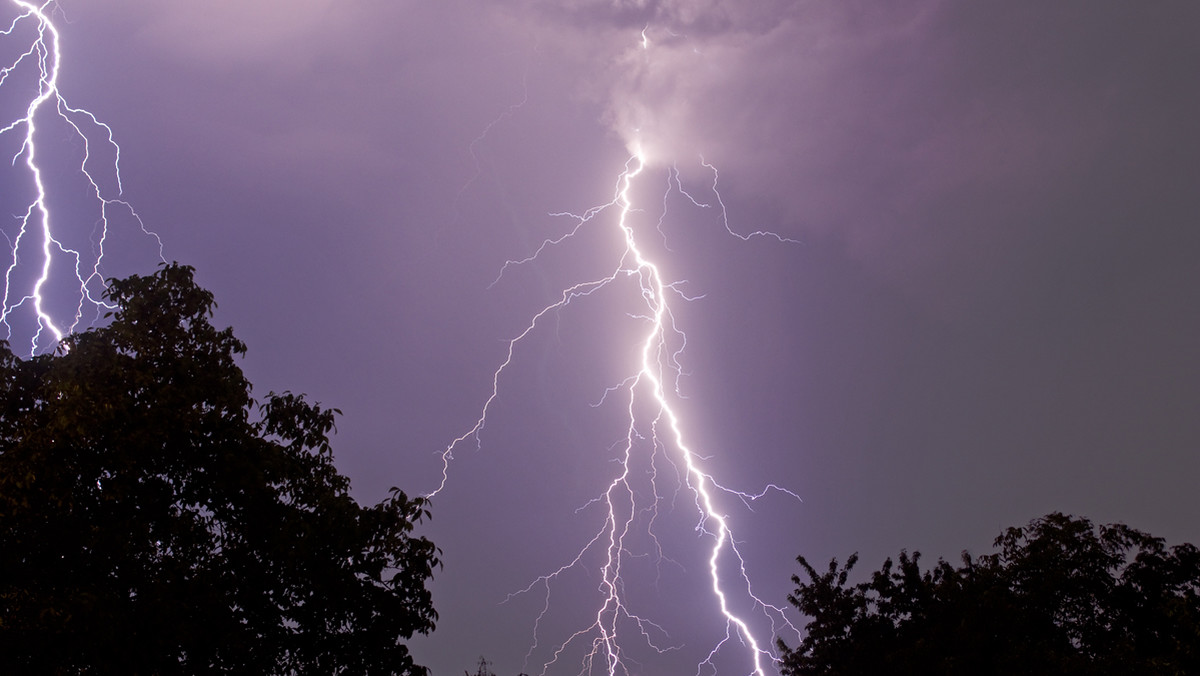 Środa upłynie pod znakiem burz i porywistego wiatru. Jak prognozują synoptycy Instytutu Meteorologii i Gospodarki Wodnej w Krakowie, po południu w naszym regionie wystąpią burze z opadami deszczu od 20 mm do 30 mm oraz porywami wiatru do 65 km/h. Lokalnie może wystąpić gradobicie.